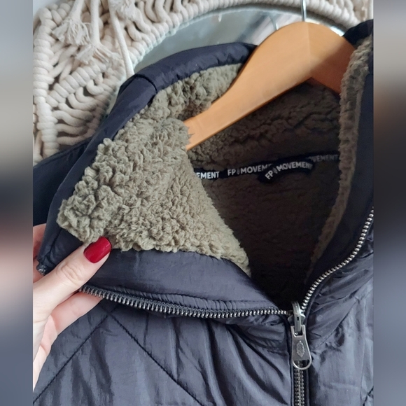 FP Movement Venture On Reversible Vest - Picture 7 of 10